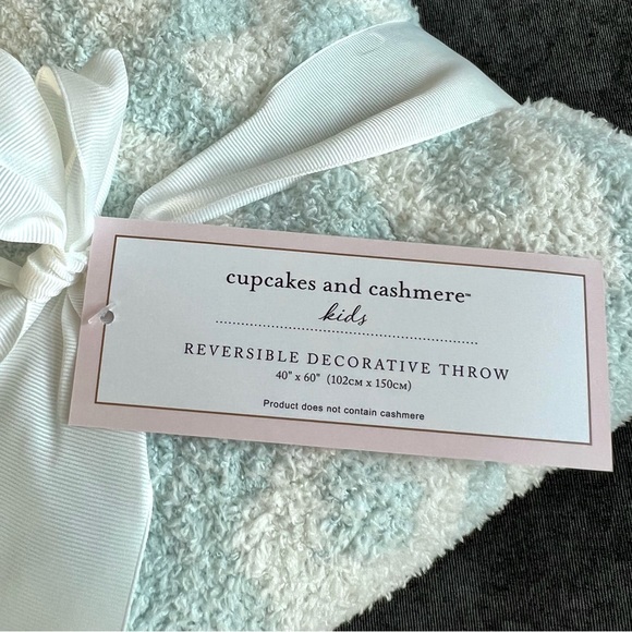 NWT Cupcakes and Cashmere Kid’s Blue Leopard Throw - Picture 3 of 8